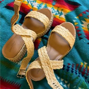 Universal Threads Platform Sandals